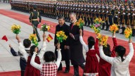 Xi Jinping llama al rey Felipe "buen amigo del pueblo chino" y acompaña a los monarcas en su ofrenda floral en la plaza de Tiananmen