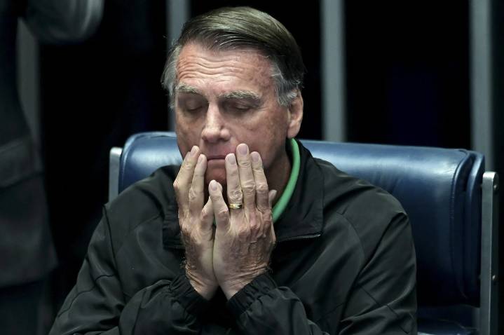 Bolsonaro pidió cumplir la condena a prisión perpetua en su domicilio: el tribunal brasilero debe decidir