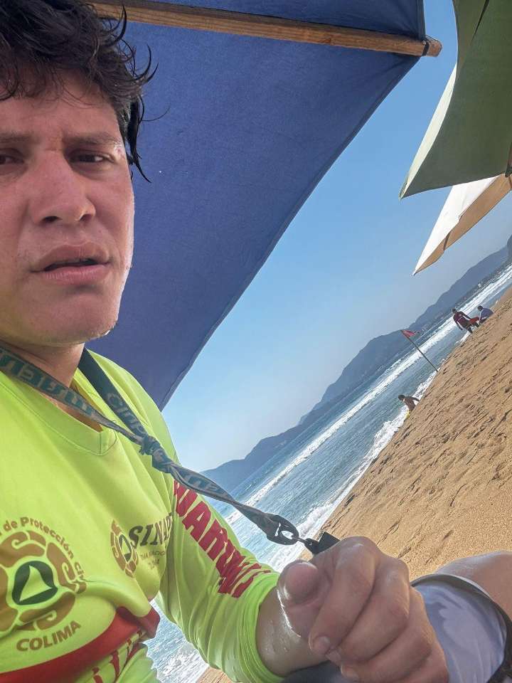 Guardavidas de Protección Civil rescatan a tres jóvenes de Zacatecas en Playa de Oro, Manzanillo