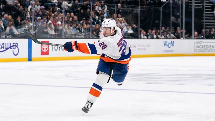 Romanov has shoulder surgery, out 5-6 months for Islanders