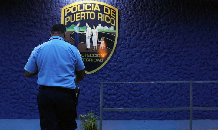 Hurtan rifle debajo del asiento de un carro en Santurce
