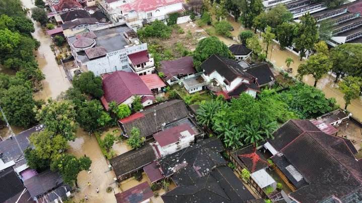 Death toll from floods and landslides on Indonesia's Sumatra island rises to 164
