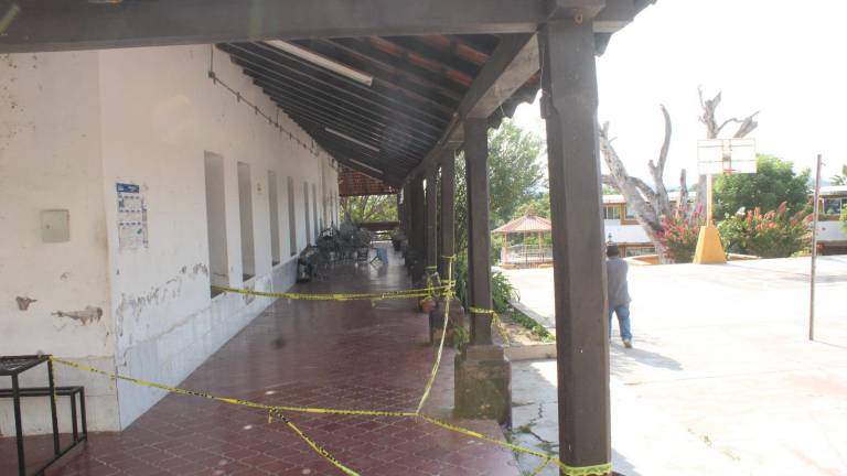 Padres de familia reclaman maestros y mejoras de plantel en secundaria de Rosario