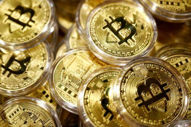 Bitcóin cae por debajo de 90 mil dólares y pierde ganancias del año