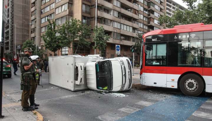 Camión repartidor volcó tras colisionar con bus del transporte público en el centro de Santiago