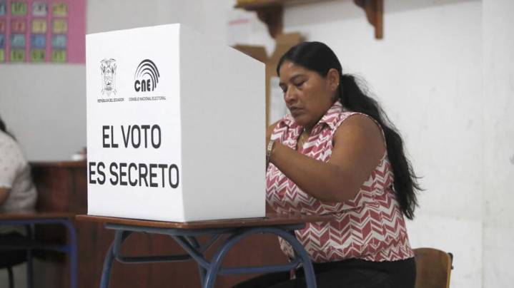 Jornada electoral: Participación en consulta de Ecuador alcanza 41,39%