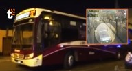 ¡Video muestra cobarde ataque! Sicarios acribillan bus lleno de pasajeros en Chorrillos Dos hombres en moto interceptaron el bus en pleno movimiento y abrieron fuego contra el chofer y los pasajeros.