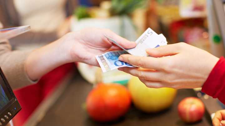 El dinero en efectivo se mantiene como el medio de pago más utilizado, aunque los dispositivos móviles recortan distancia