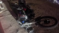 Conductor abandona su moto tras chocar un auto estacionado en Gómez Palacio