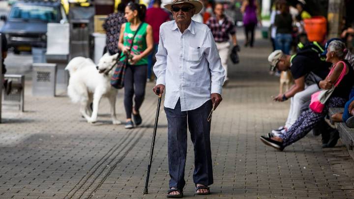 7.000 pasos al día retrasan la aparición de una enfermedad neurodegenerativa, le decimos cuál es