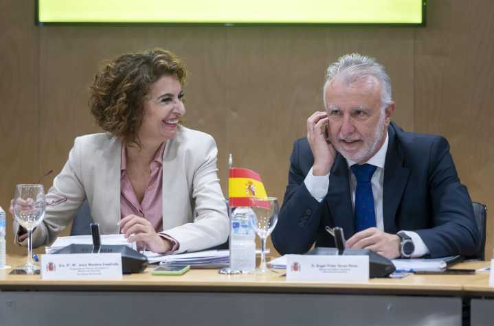 Montero comprométese coas comunidades a presentar un novo modelo de financiamento en dous meses