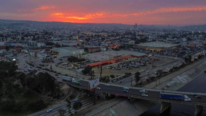 El cielo de Tijuana se pinta de colores esta tarde
