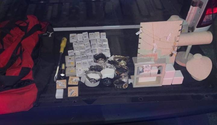 Cae acusado de robar joyas tras abrir boquete en tienda departamental