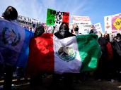 El 70% de los latinos da la espalda a Trump, en medio de una creciente angustia por las redadas de ICE y el costo de vida en EEUU