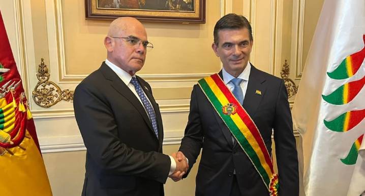 Primer ministro Ernesto Álvarez asistió a la toma de mando del nuevo presidente de Bolivia Rodrigo Paz