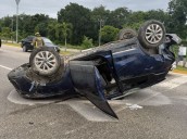 Choque por alcance causa aparatosa volcadura en la avenida López Portillo 