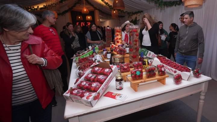 Coronda se viste de rojo para celebrar su histórica Fiesta de la Frutilla: color, música y mucho sabor