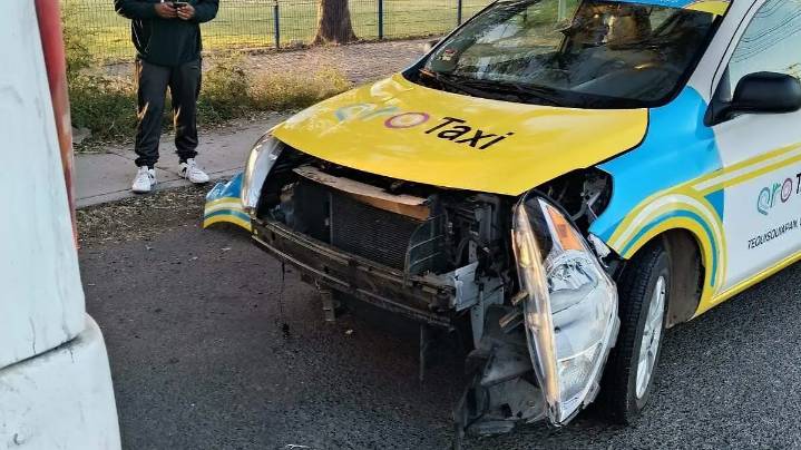 Suburbano se “voló” un alto y chocó con un taxi