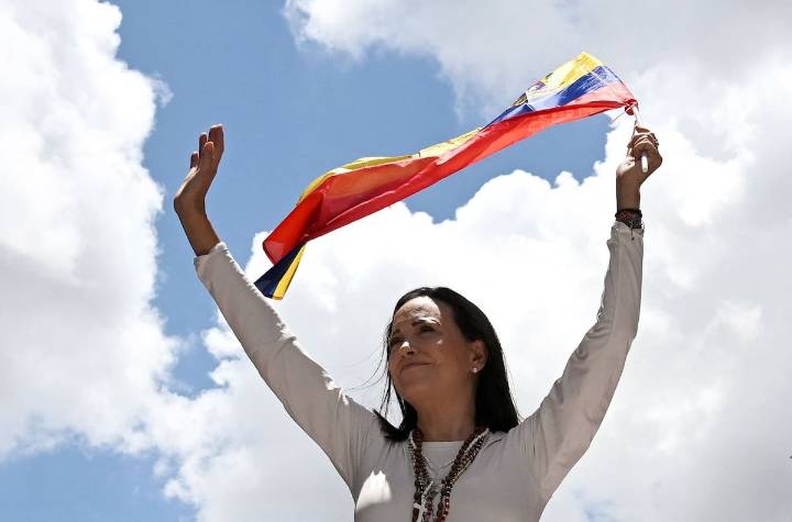 "Está llegando a su fin". Corina Machado llama a los militares venezolanos a desobedecer a Maduro