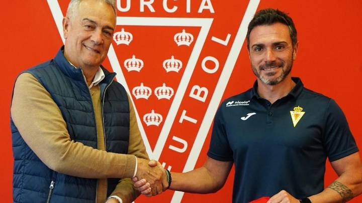 El Real Murcia le entrega las llaves definitivas a Adrián Colunga