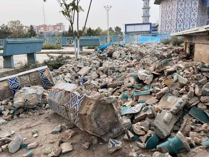 Agrietada y entre escombros: así quedó la famosa Mezquita Azul después del terremoto en Afganistán