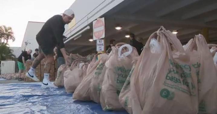 Hundreds of South Florida families in need given turkeys, food for Thanksgiving: "I'm grateful"
