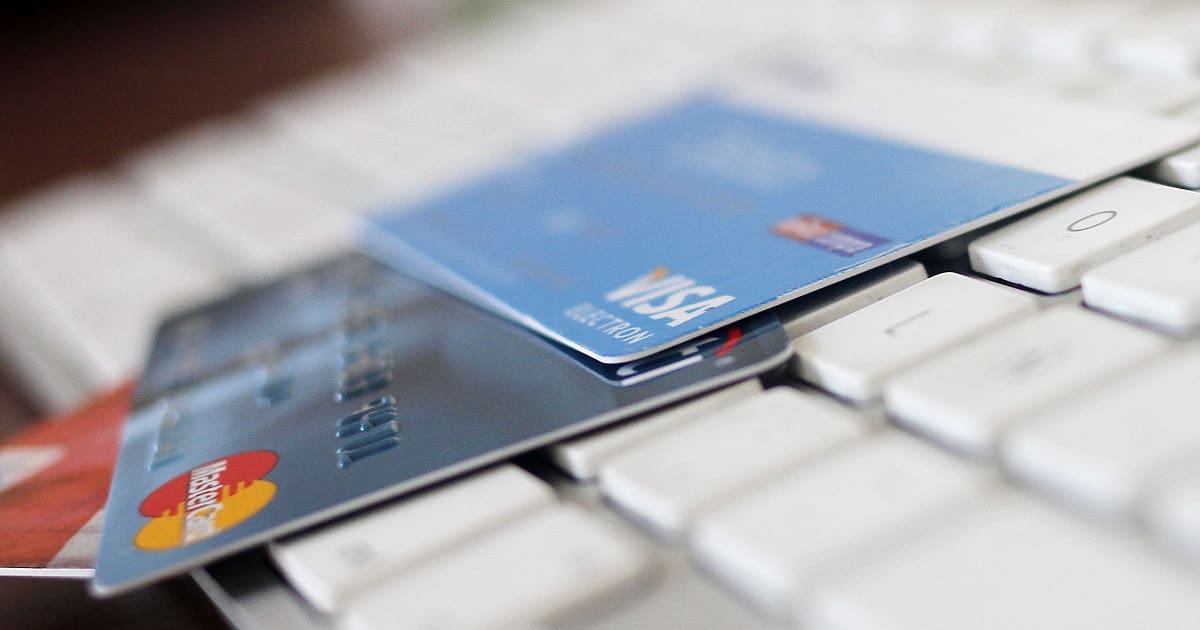 Venganza digital: acusan a mujer de vaciar tarjeta de su ex pareja en millonarias compras online