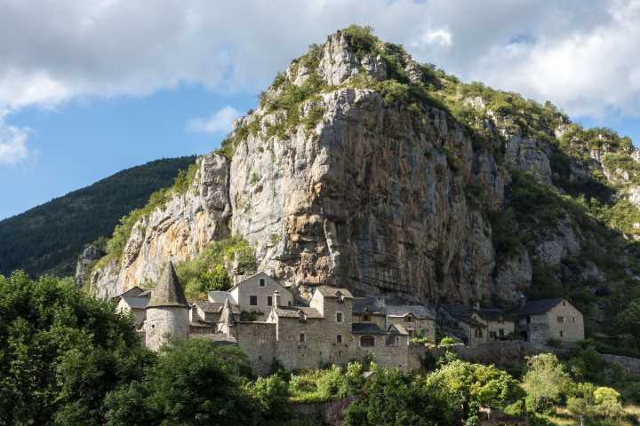 77-year-old French cyclist survives ravine fall for three days partly by drinking wine