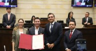 El cantante de música popular Johnny Rivera recibe Orden del Congreso en el grado de Gran Caballero