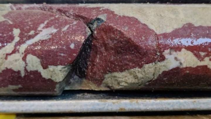 Eclipse onto Greenland carbonatite-hosted rare earths to 190m