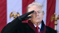 Trump afirma que el Día de los Veteranos ahora es el "Día de la Victoria" en su discurso en el Cementerio Nacional de Arlington