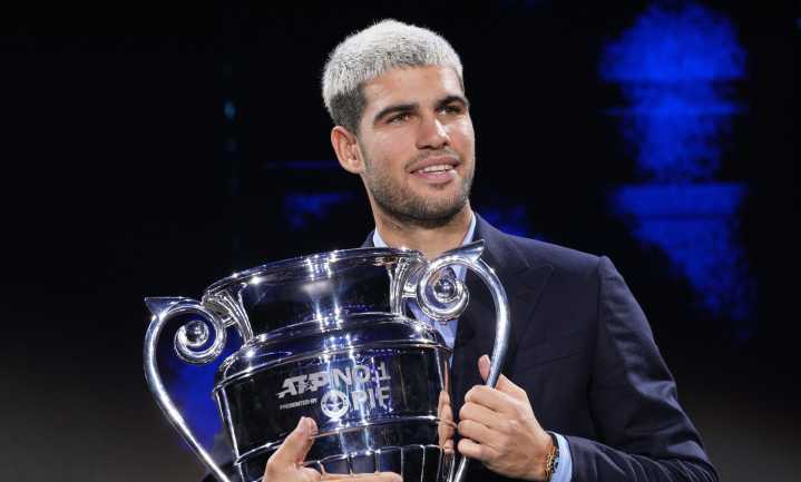 Carlos Alcaraz celebra levantar el trofeo como número 1 del año