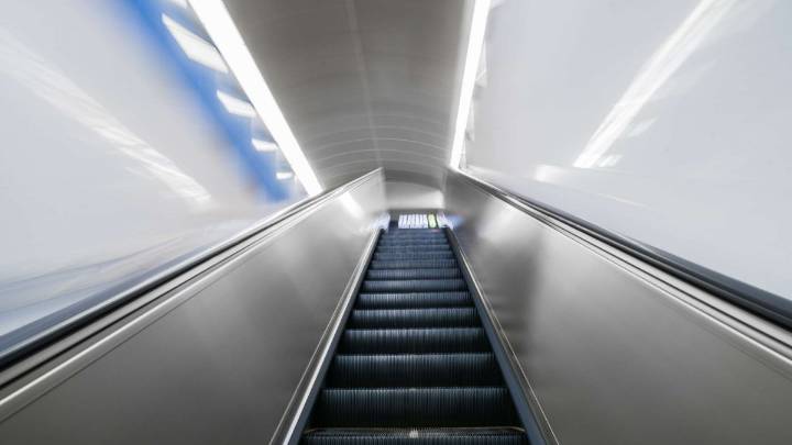 Se cayó en la escalera mecánica de un supermercado, se fracturó el codo y ahora empresa deberá indemnizarla