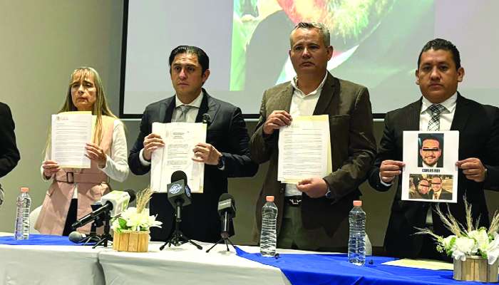 Exhiben cártel inmobiliario en Atizapán