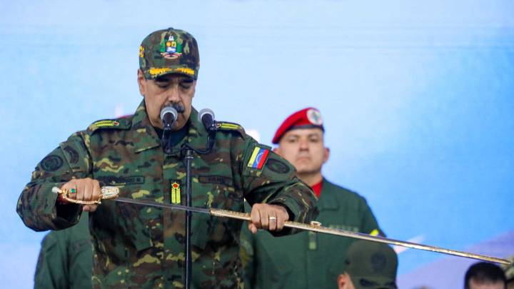 Nicolás Maduro Exhibe Espada de Simón Bolívar durante Marcha ‘contra el Imperialismo’ en Caracas
