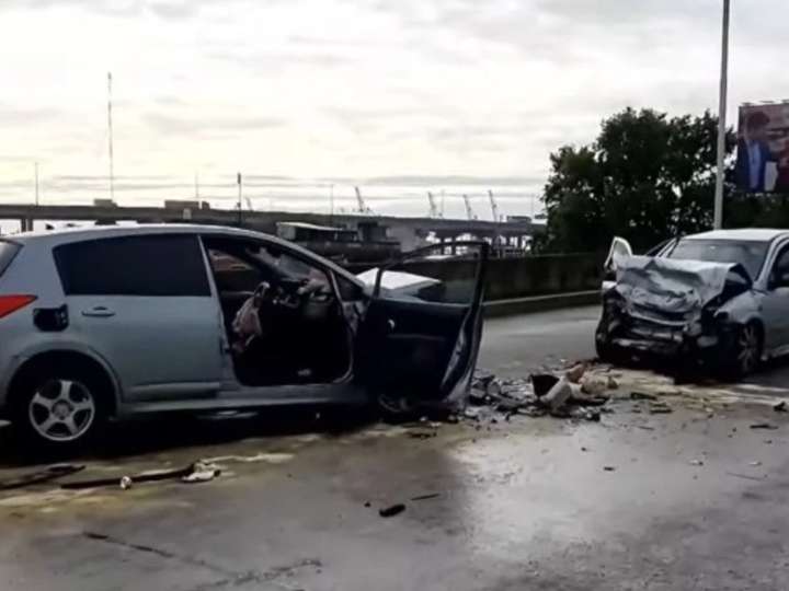 Brutal choque de dos autos en el Puente Avellaneda: hay tres heridos internados en grave estado
