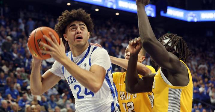 Moreno's double-double powers No. 9 Kentucky to 107