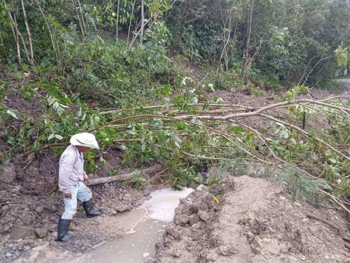 Lluvias causan afectaciones en caminos de la sierra Otomí