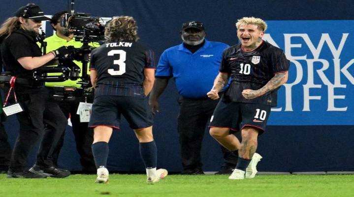 Freeman scores twice as US routs Uruguay 5