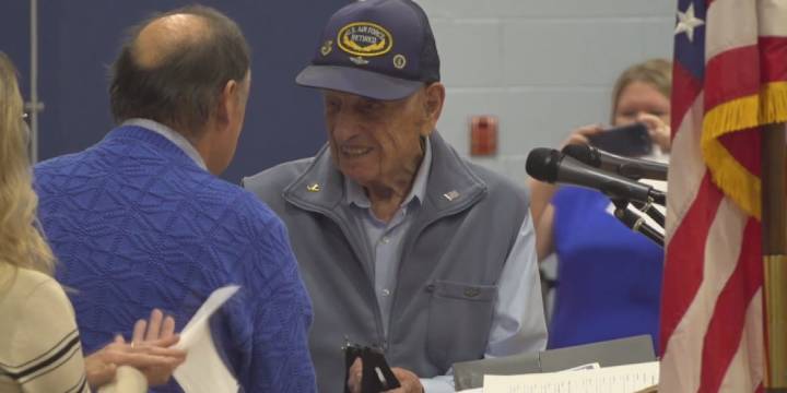 ‘Something I’ll Never Forget’: Easton students celebrate local veteran