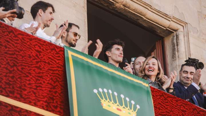 Pilar Alegría se mete en la fiesta de los hermanos Márquez en su pueblo tras ningunear MotoGP todo el año