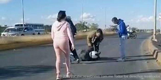 MUJER MOTOCICLISTA CAE DE SU MOTO POSTERIOR DE PASAR UN TOPE RECIÉN INSTALADO EN LA VIALIDAD SIGLO XXI