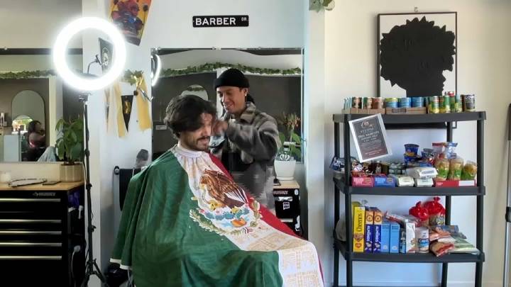 Barbero ofrece cortes gratis a cambio de donaciones en Albany