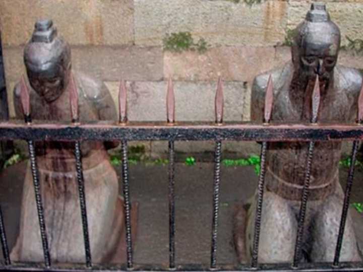El misterio de las estatuas más odiadas del mundo: todos los días reciben patadas y cachetazos