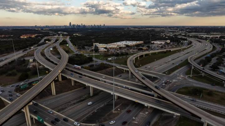 Car-dominant Texas needs more public transit to meet mobility demands, TxDOT report says