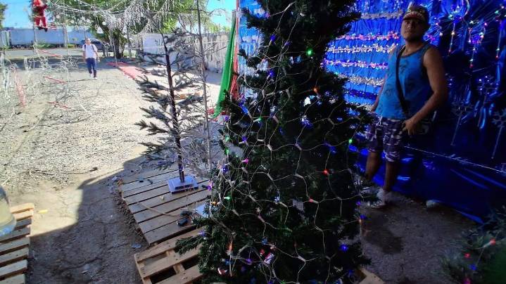 Vendedores ‘navideños’ vienen desde lejos a ganarse la vida, pero le batallan