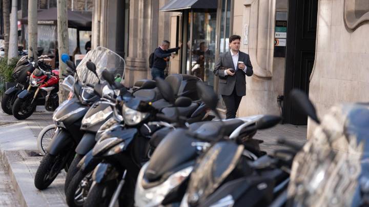 El Síndic de Barcelona pide aceras libres de motos