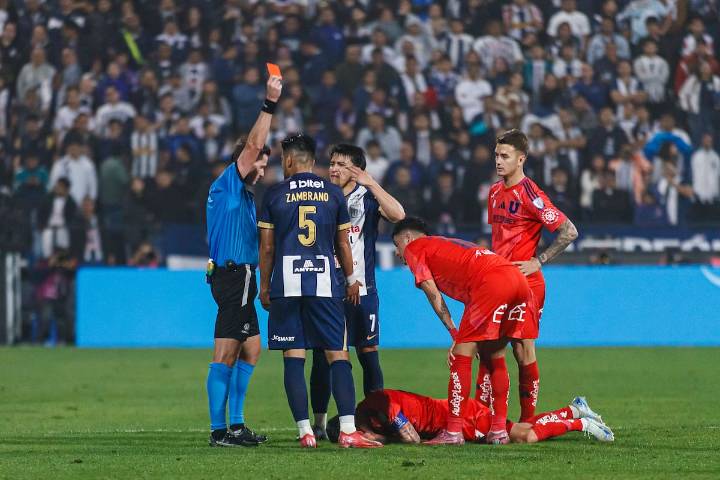 Una de ellas ante la U: jugador peruano se convirtió en el más expulsado del mundo en 2025