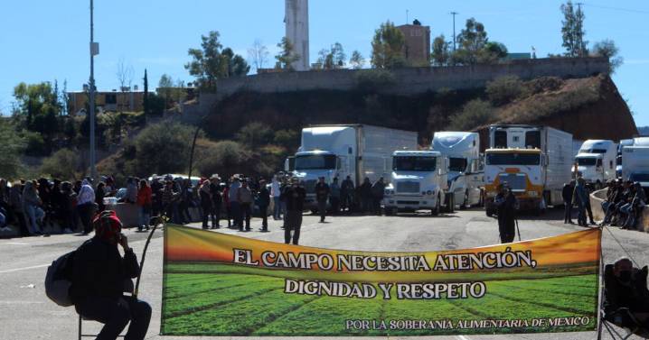 Protesters block northbound commerce in Nogales, Sonora