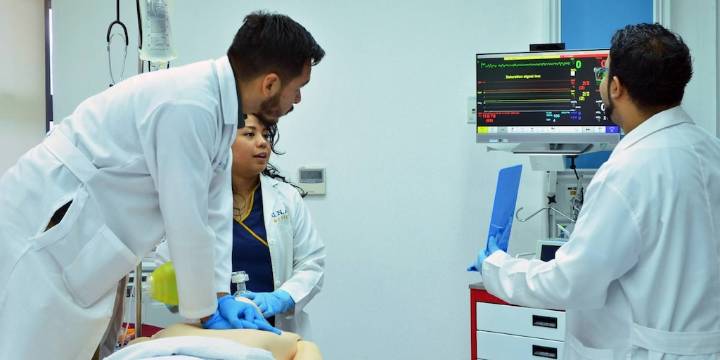 Golpes, gritos y jornadas de 100 horas: así se forman los futuros médicos en Colombia, según un estudio de la Anir